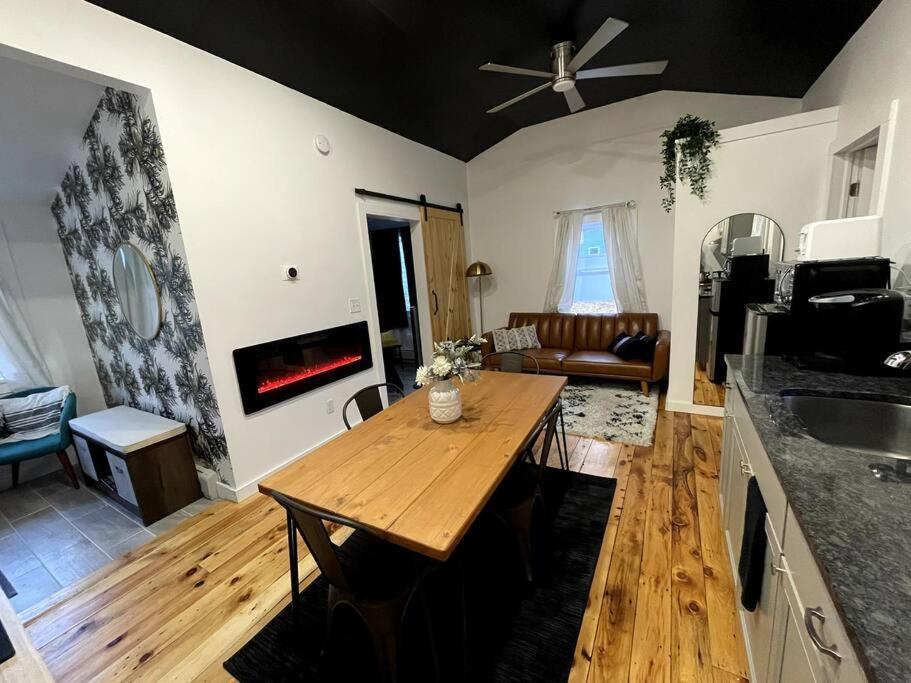 Campfire Cottage Fireplace, Fire Pit & No Chores! 킹스턴 외부 사진