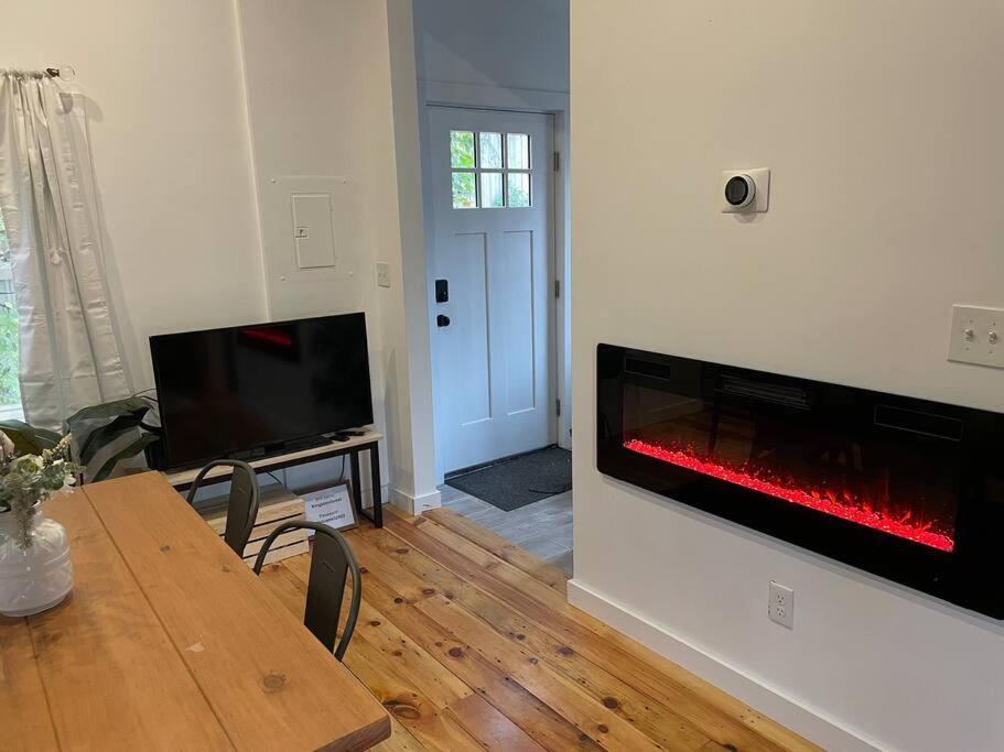 Campfire Cottage Fireplace, Fire Pit & No Chores! 킹스턴 외부 사진